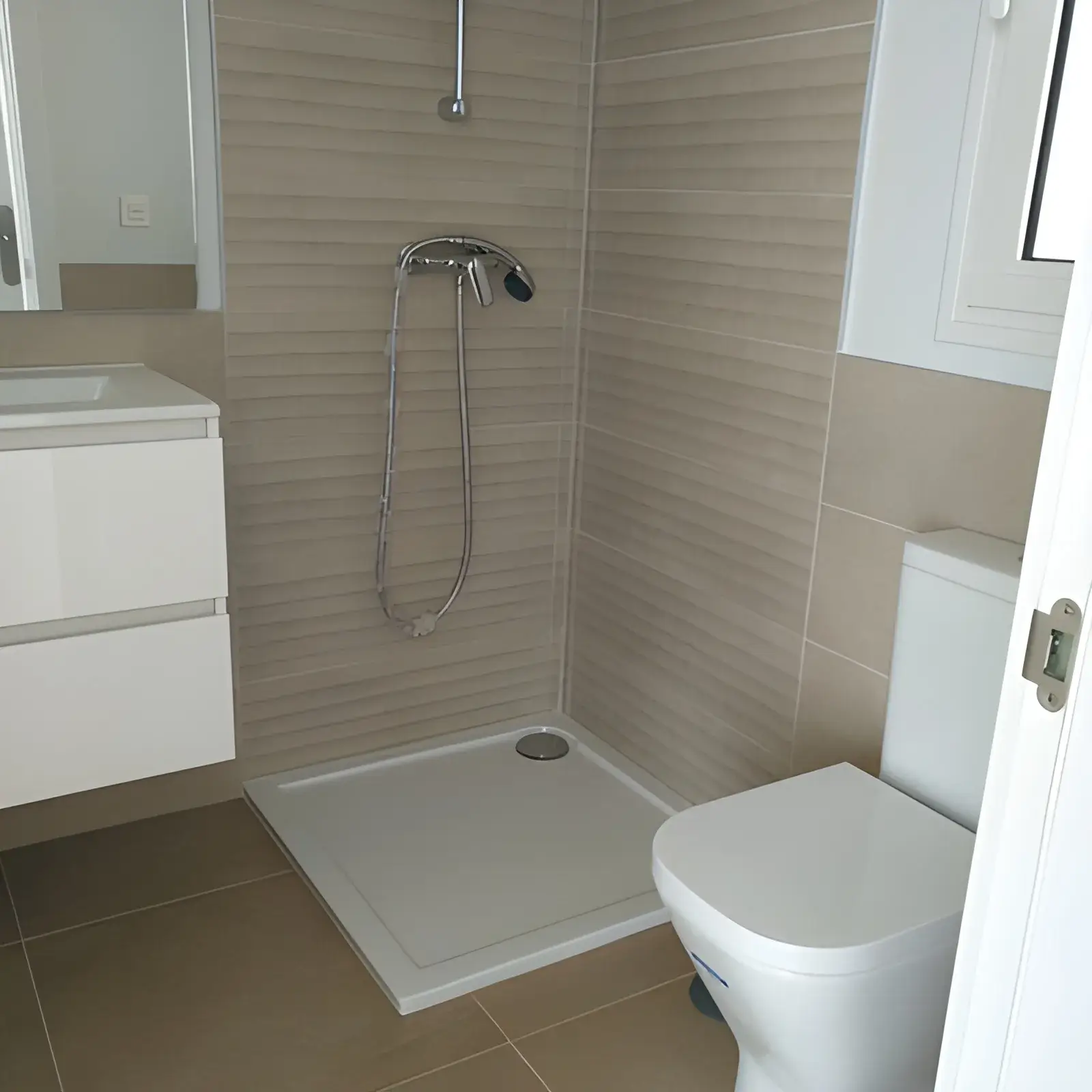 Alicatar baño moderno en Jaén