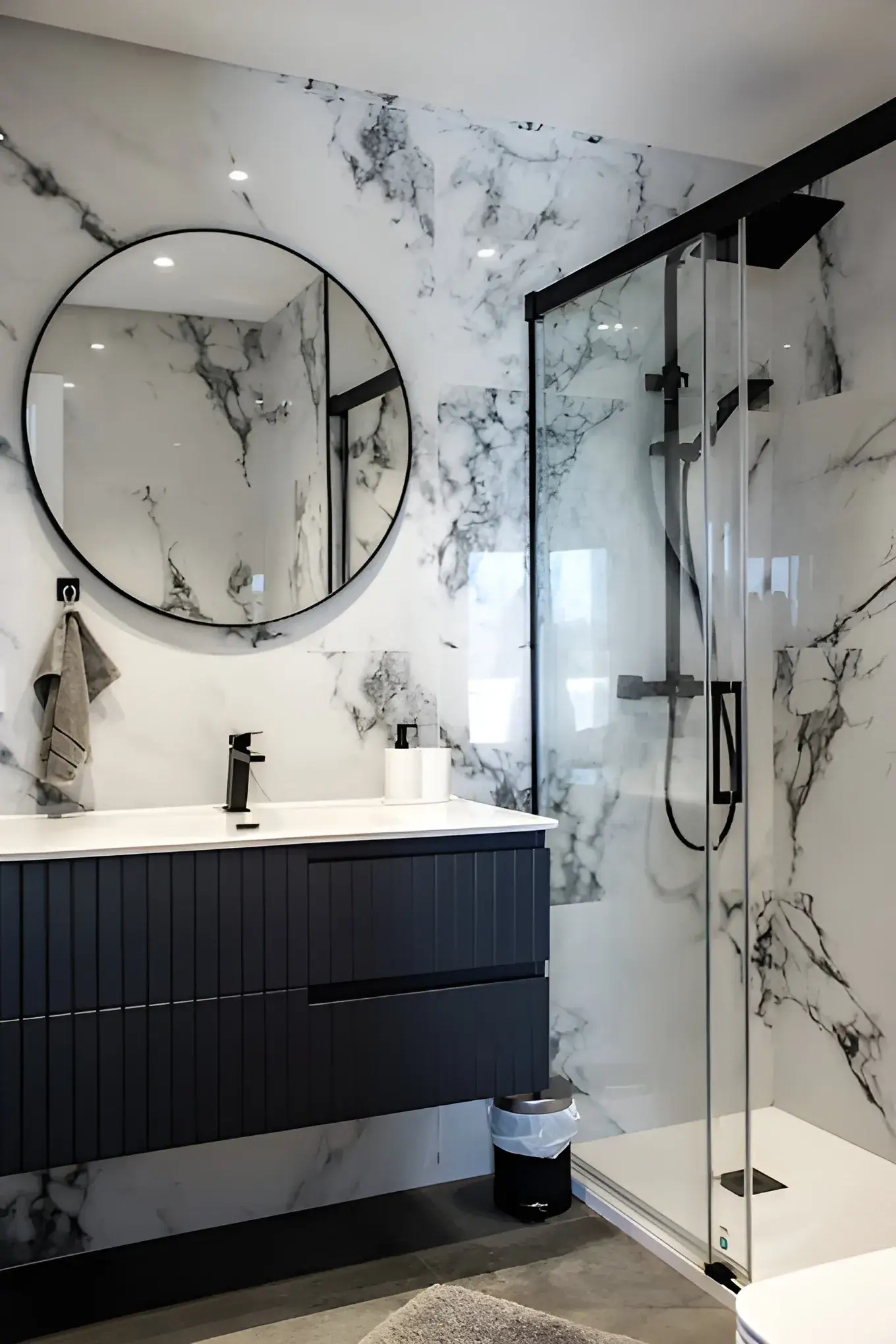 Reforma de baño con marmol moderno en Jaén