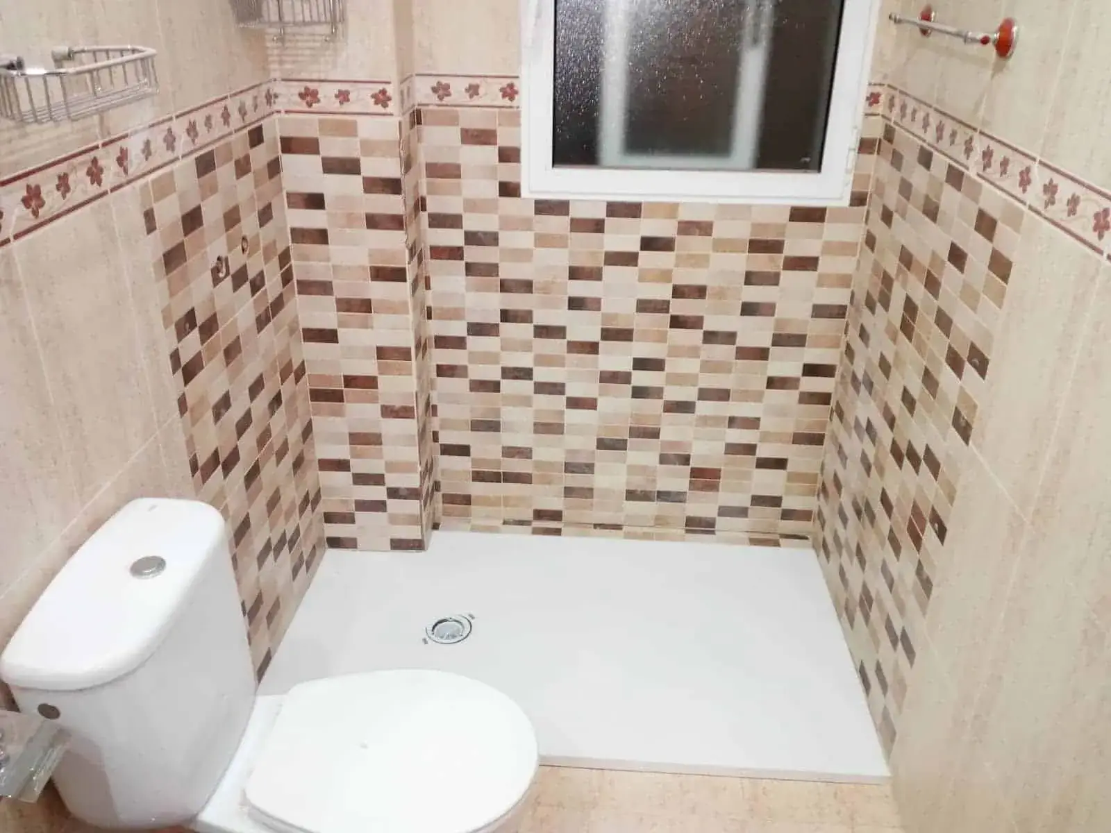 Cambio de bañera por plato de ducha con mosaico en Jaén