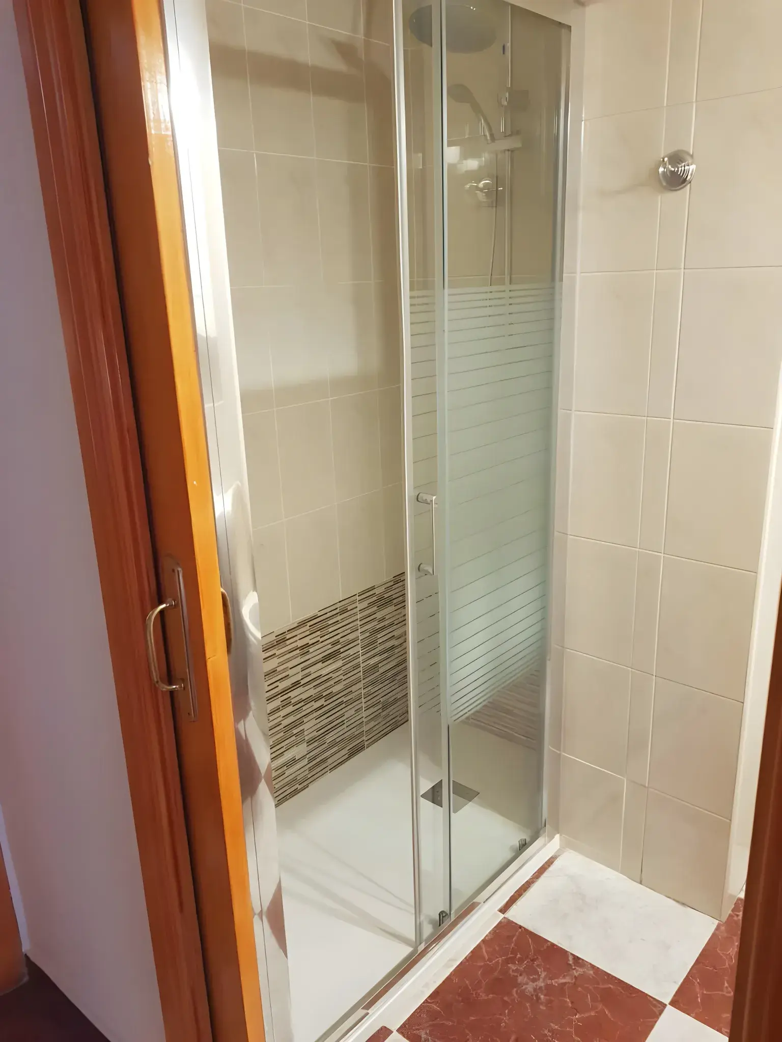 Cambio de bañera por plato de ducha con mampara en Jaén