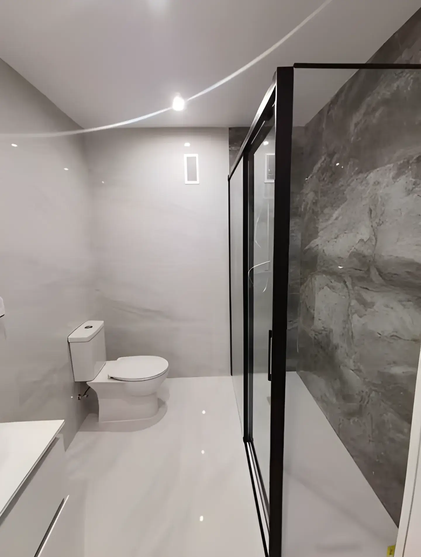 Reforma de baño minimalista en Jaén